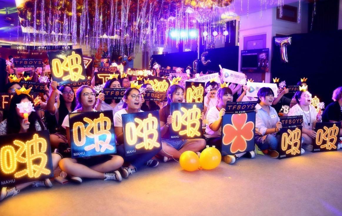 tf口红被用成月牙形状,tf口红是真是假