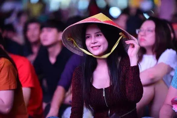 越南人有多爱足球？好多漂亮小姐姐都上街当起了“啦啦队”