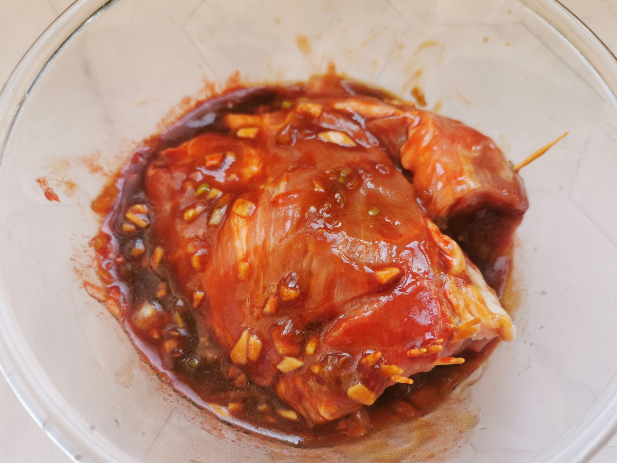 叉烧肉里的咸蛋黄怎么放进去的,挂炉港式咸蛋黄叉烧肉的正宗做法