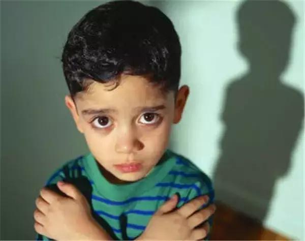 孩子胆小怎么办五种方法搞定,孩子在陌生的环境胆小太过拘谨