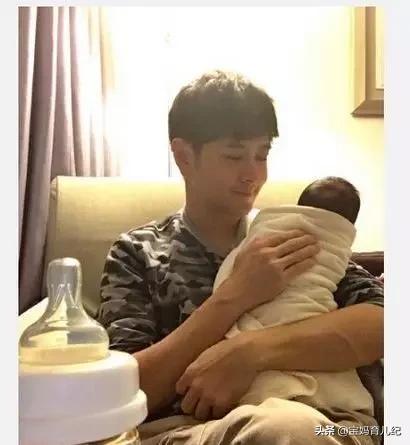 新生儿拍嗝技巧月嫂转三圈,给新生儿拍嗝力度