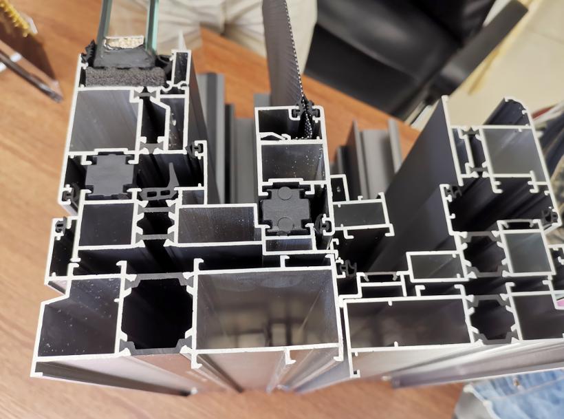 装窗户用什么材料好实惠,装断桥铝门窗去哪靠谱