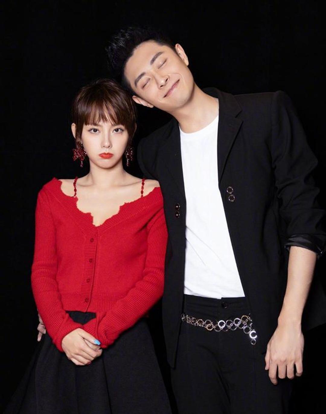 张嘉倪好事成双穿搭棕色西装,张嘉倪和买超亲密时刻