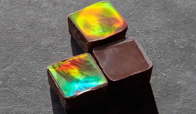 巧克力不只有黑白色,研究员制造微观结构,让巧克力拥有光泽色彩