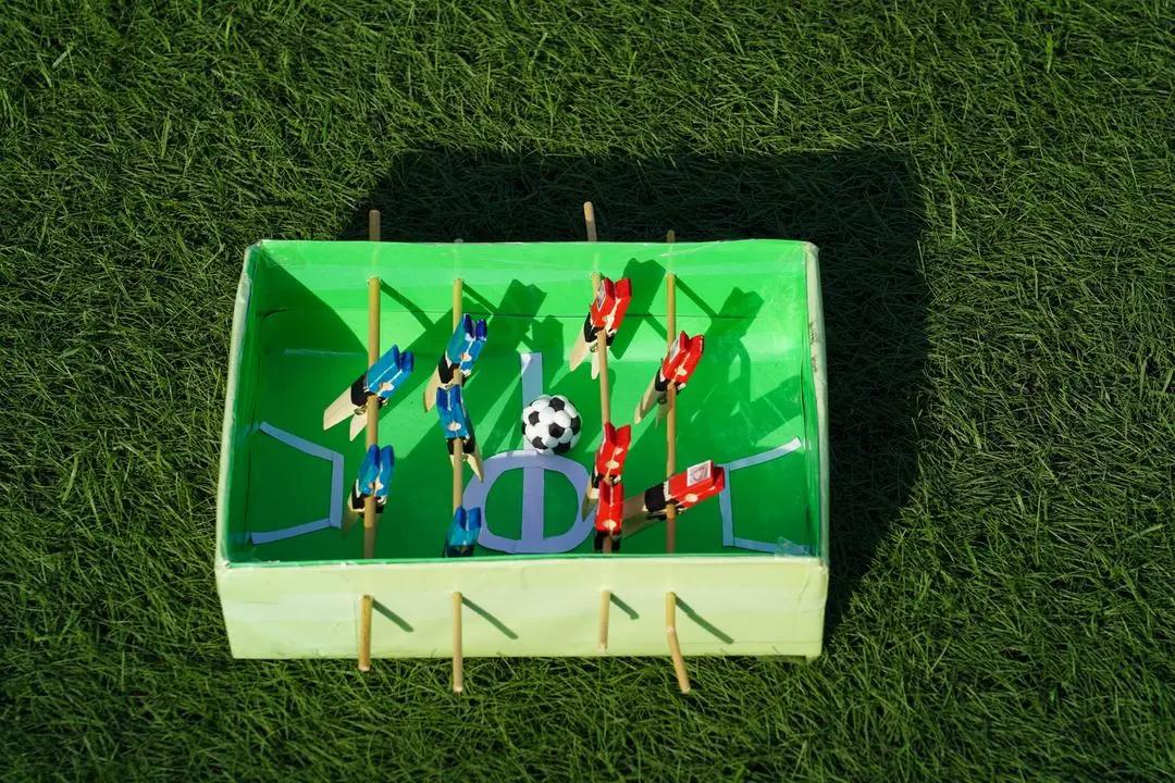 学校里面的足球比赛绘画,学校举行足球文化活动的绘画