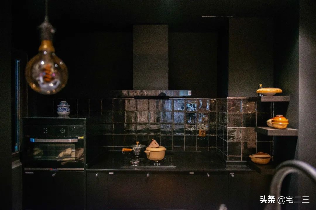 霓虹灯下，他们的“摇滚之家”