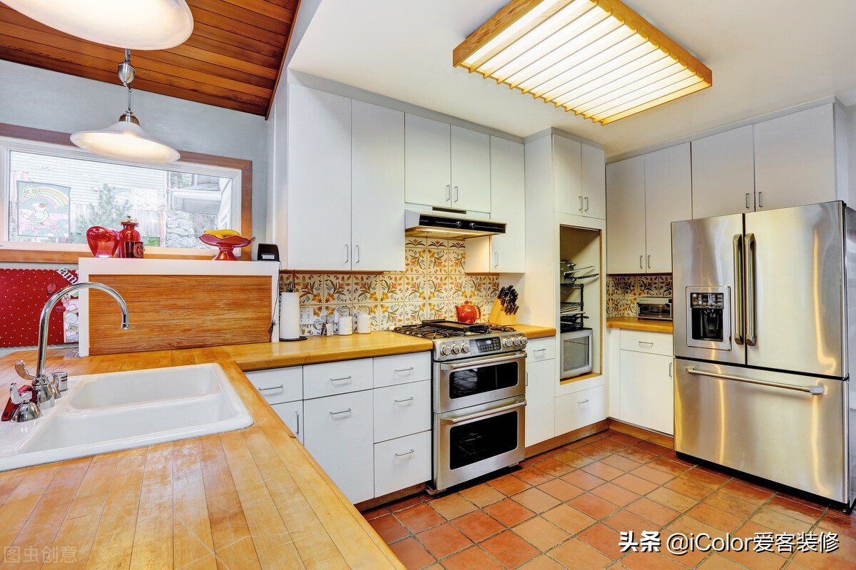 新装修的中式厨房,刚装修完墙面瓷砖开裂有裂缝,怎么办?