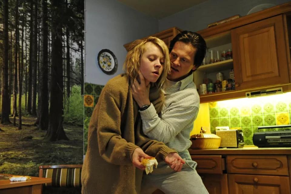 *光脱**衣服，不然就滚蛋：千万别把你的女儿交到*兽禽**手中