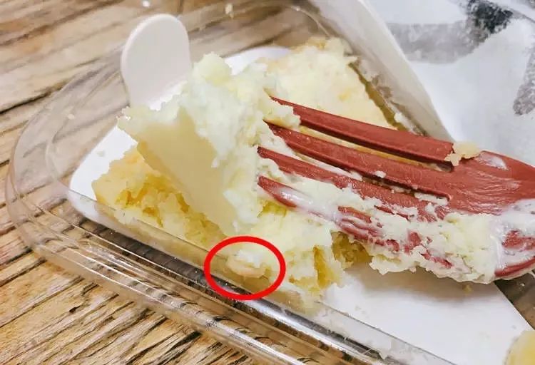 COSTA蛋糕吃出活蛆!业内曝光:冷冻条件下保存90天,正常