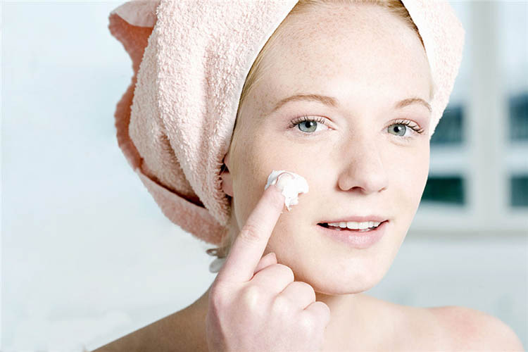 护肤用乳液好还是面霜好,乳液和面霜有什么区别