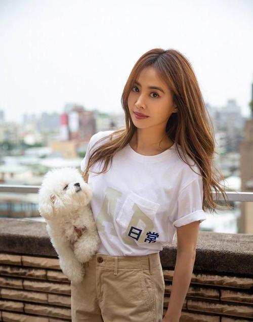 蔡依林穿长袖衣服视频,蔡依林穿t恤造型