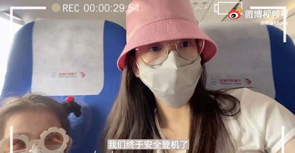 方媛坐经济舱事件发酵,黎明方媛带着两个孩子坐经济舱