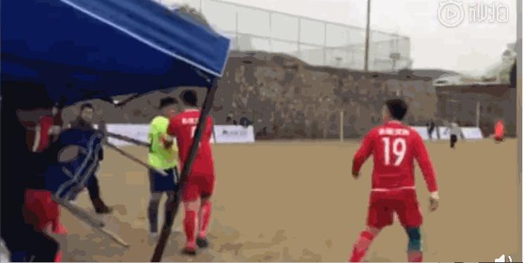 盘点球场上那些暴力冲突,野球场足球冲突打架群殴集锦