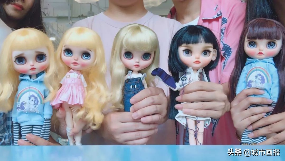 邮费都砍价的年轻人，竟给自己的娃娃穿上奢侈品