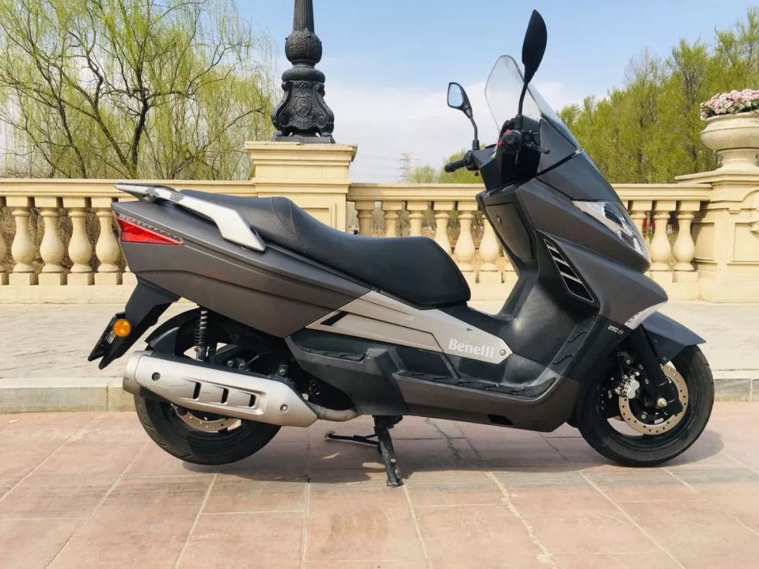 16年贝纳利银刃250现在值多少钱,贝纳利银刃250踏板摩托车跑偏