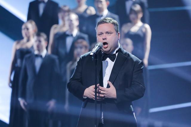 英国版“声入人心”保罗登上《巅峰之夜》用歌声讲述草根逆袭之路