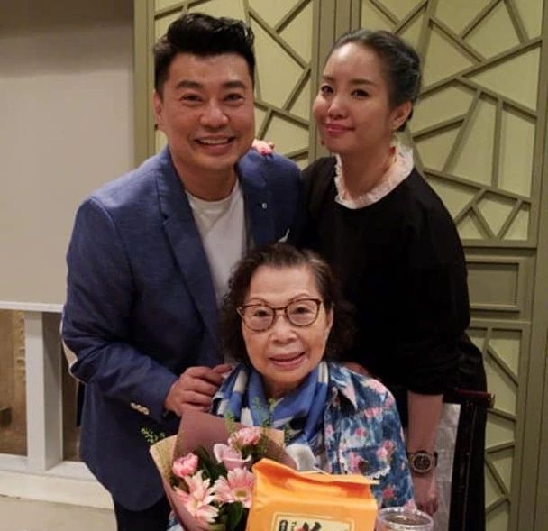 携眷出席庆祝母亲节！52岁前TVB笑匠与圈外女友相爱18年仍不结婚
