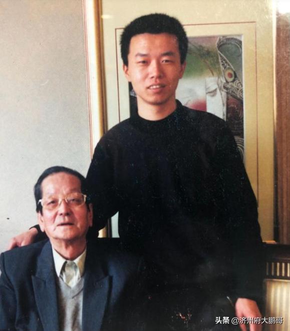 栾云平被郭德纲踹一腿的小品,栾云平被郭麒麟踹一腿的小品