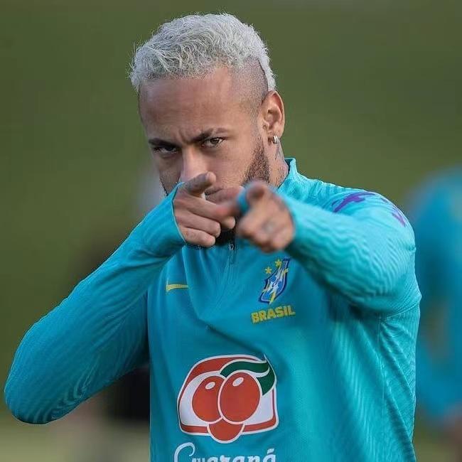 阿根廷传奇名宿：我想给内马尔屁股一脚，他比梅西差远了