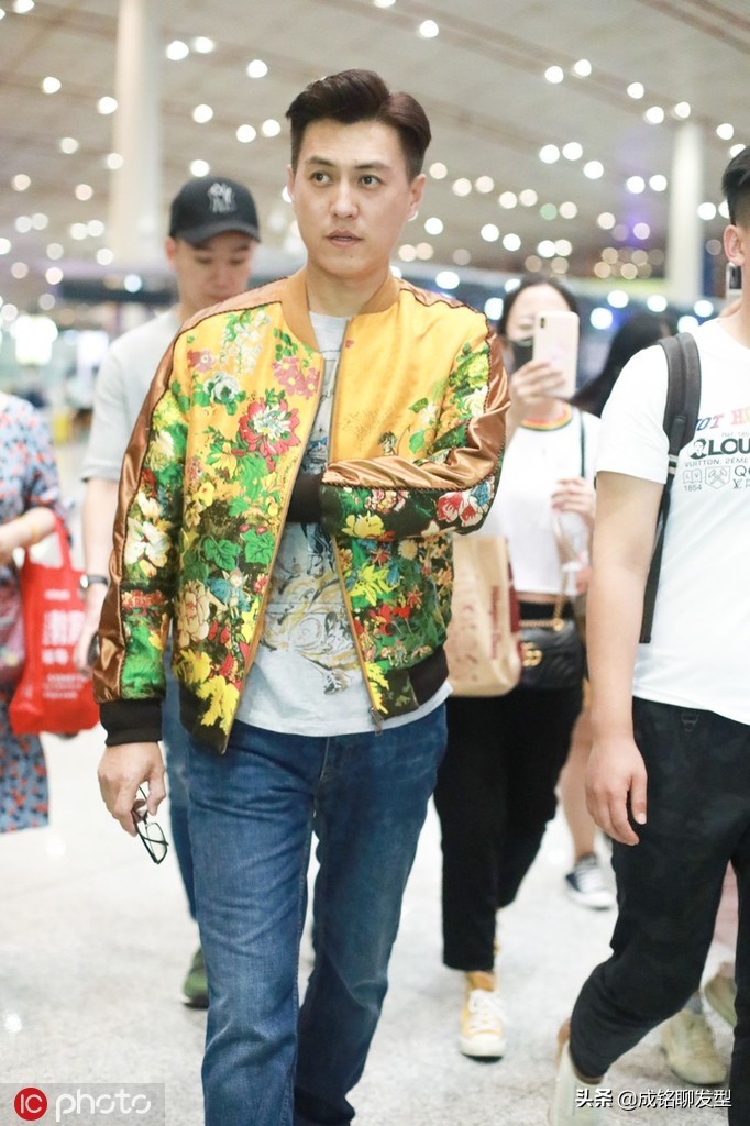 靳东三七分发型分析,靳东新发型搭花夹克造型