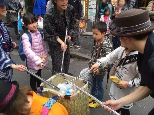 街头捡垃圾的日本武士忍者,日本武士捡垃圾