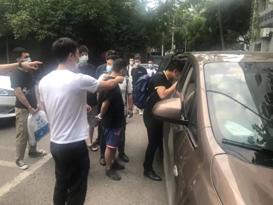 卖假鞋获利50万判多久,卖假鞋获利1万元咋办