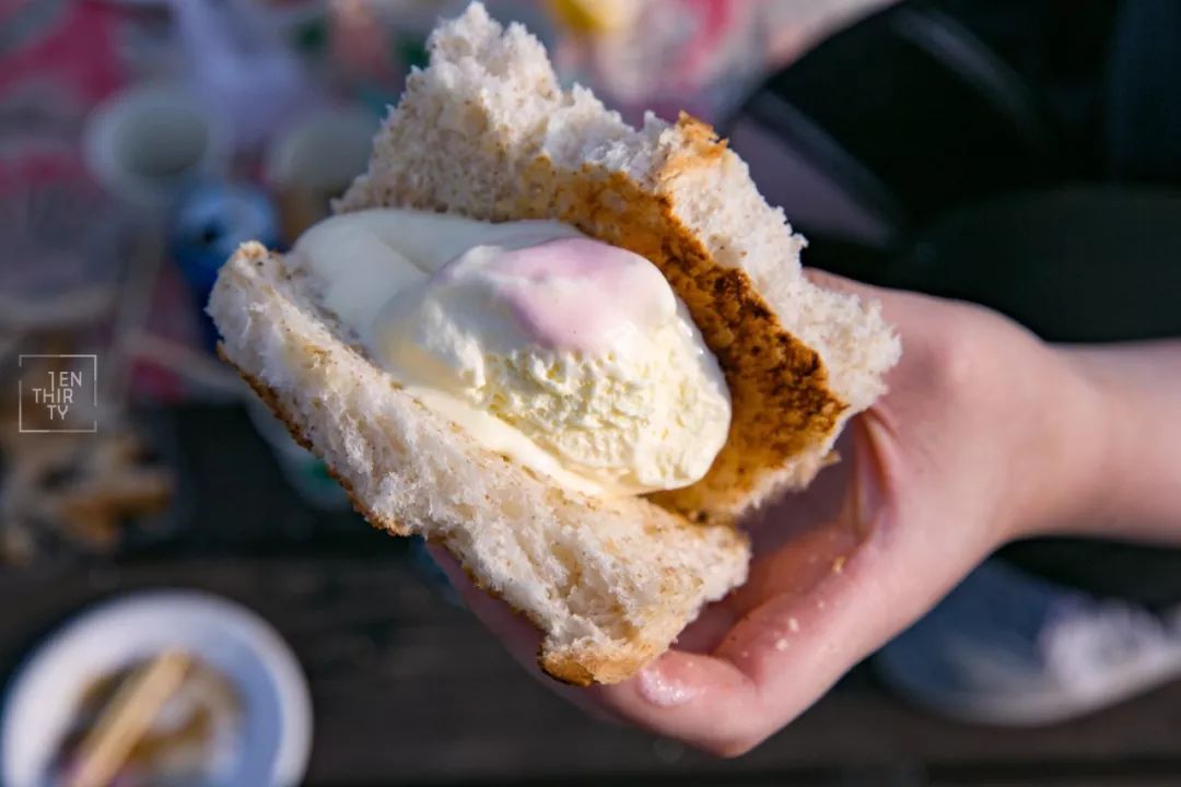 趁着午休两小时，他们在天台上组了个jió盆烤肉趴