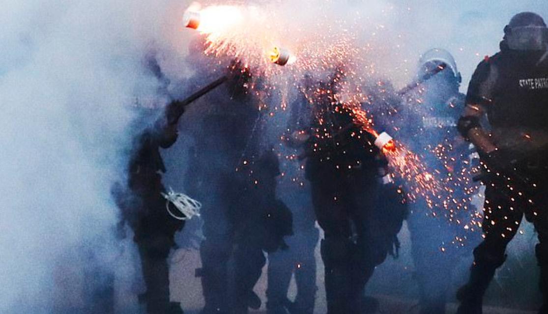 美国店主持宝剑保卫店铺，却遭暴徒*攻围**，被打趴在街头