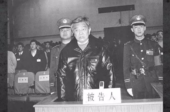 为什么大连发生宝马撞车事件，我却想到了褚时健？