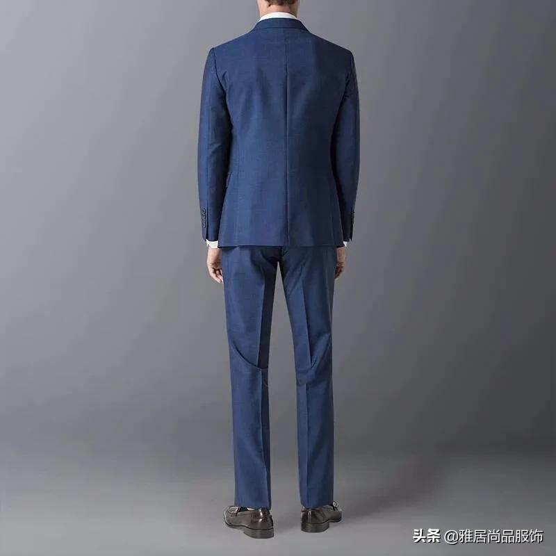 男士黑色西装搭配什么颜色打底衫,男士休闲西装外套怎么穿搭配好看