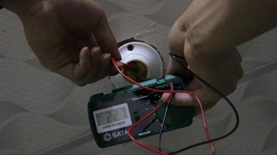 正确使用万用表工具的安全视频,使用万用表防止触电