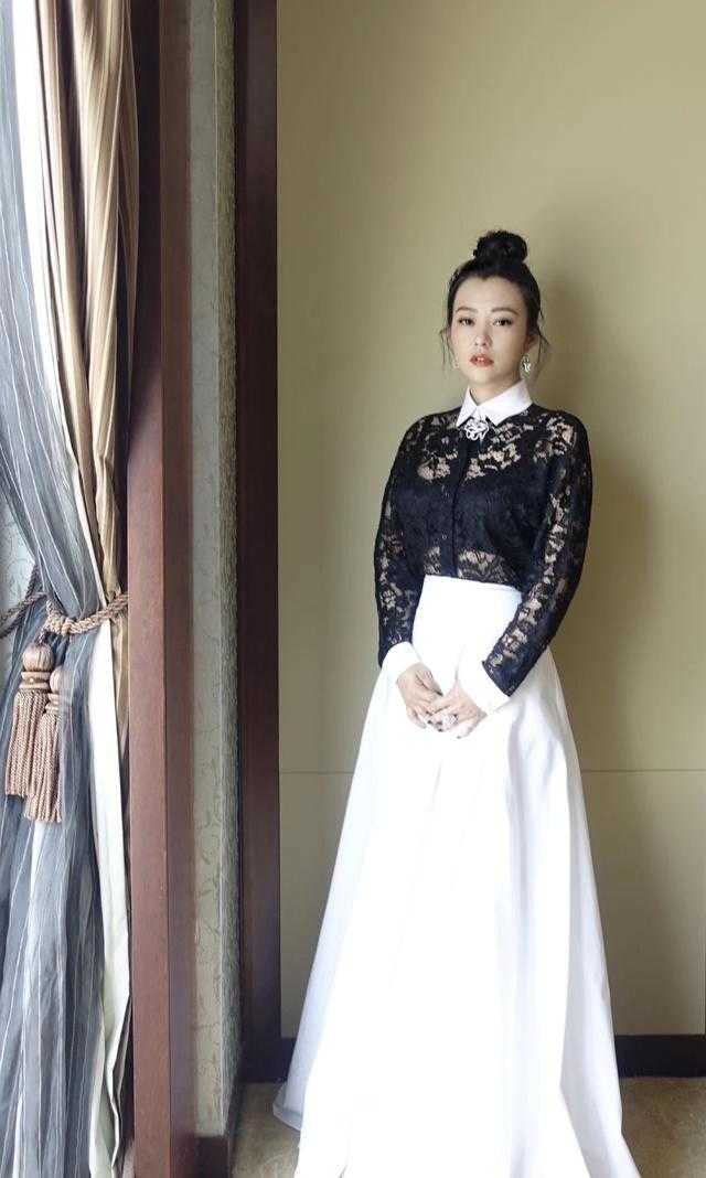 郝蕾蕾丝深v礼服裙,郝蕾穿蕾丝礼服