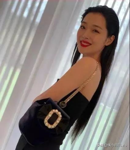 崔雪莉直播头发蓬松貌美依旧,崔雪莉头发浓密