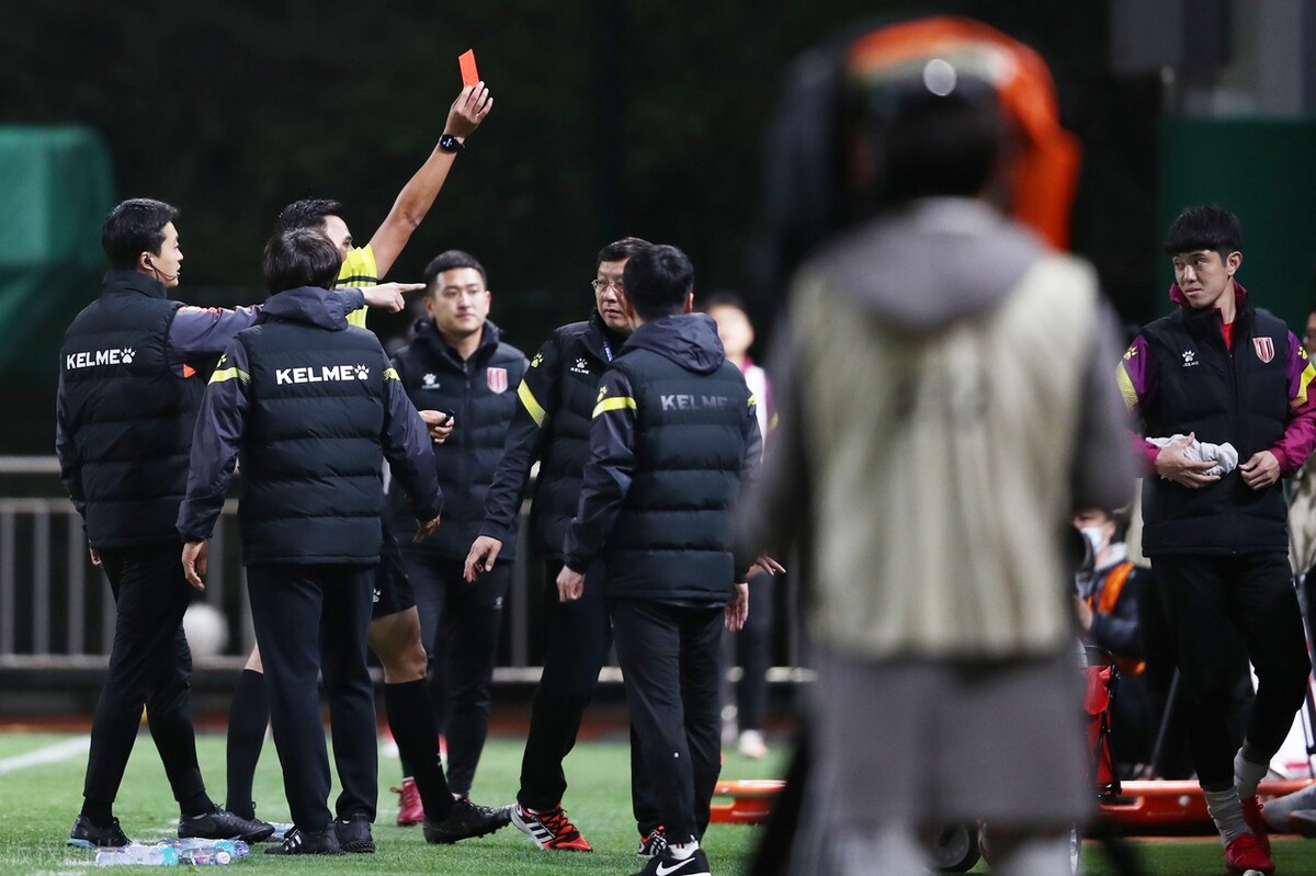 场上形势对己方有利，为什么控制不住情绪，居然向裁判爆粗口动手