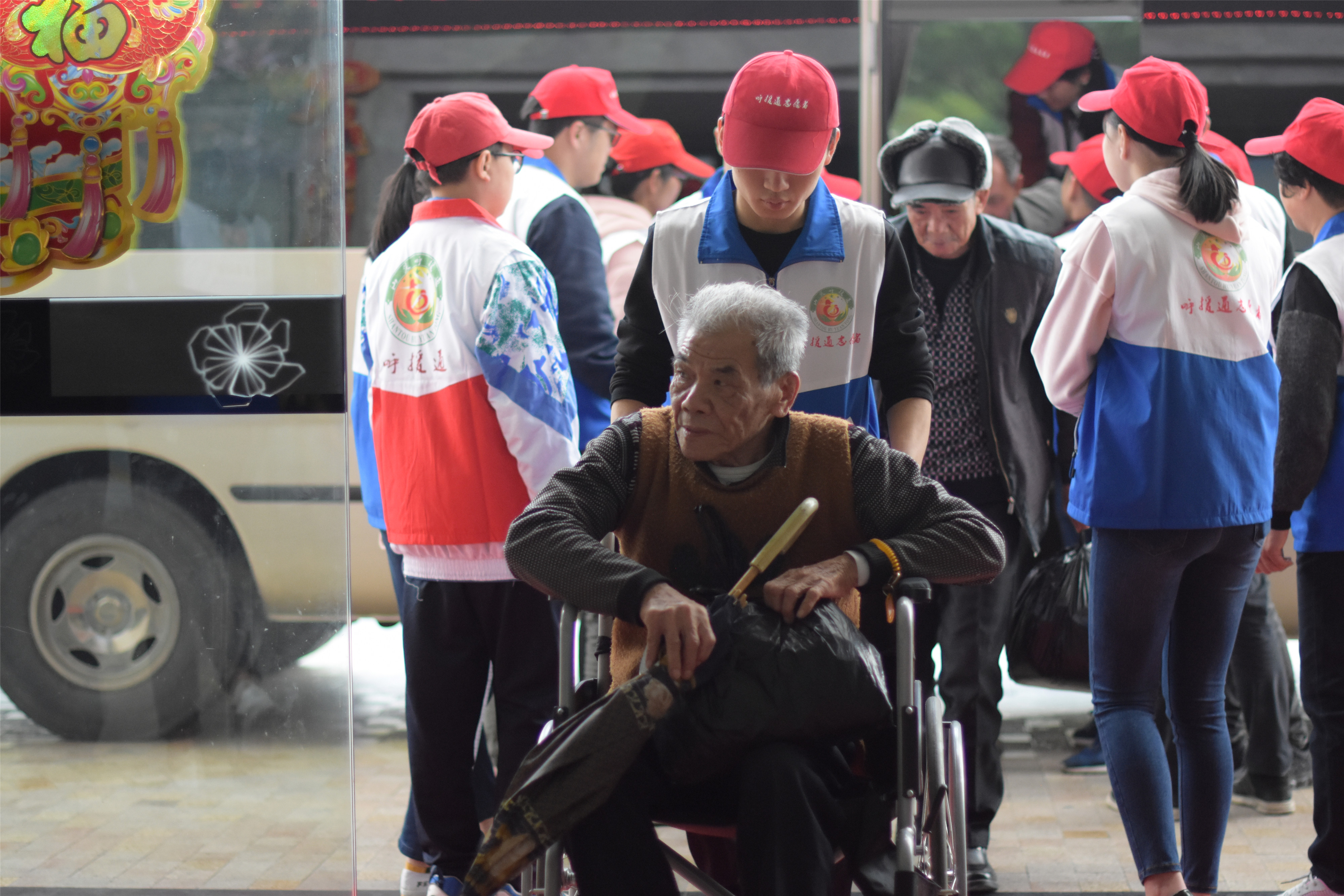 龙湖区第八个善待鳏寡百叟宴今举行铂晶大酒店多年资助大爱奉献