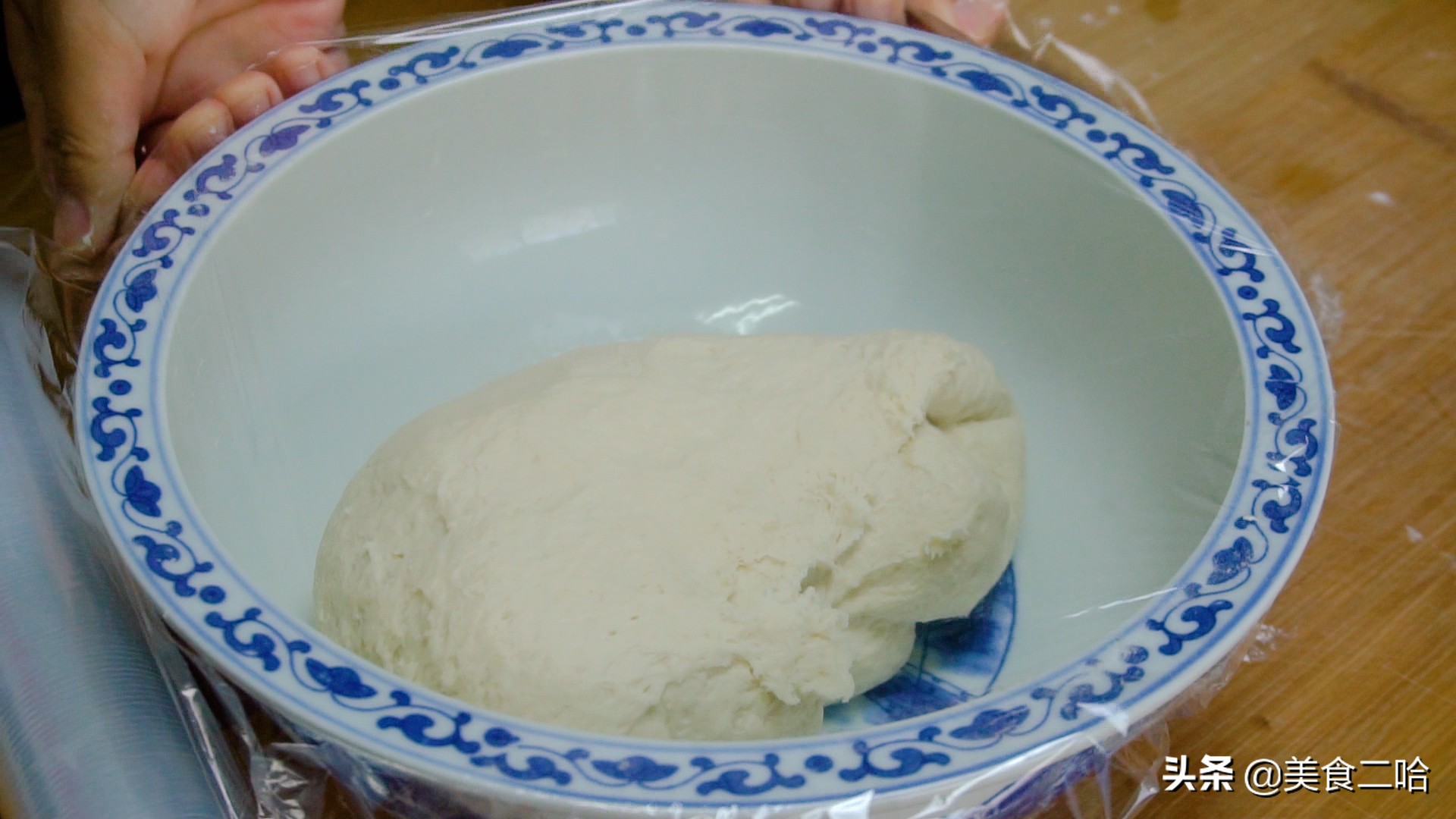 面点师饼皮酥脆的和面方法,面点师教你做油炸饼的视频教程