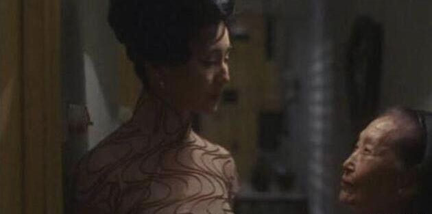 71岁洪金宝拄拐杖哽咽领奖,68岁洪金宝身体瘦成皮包骨头