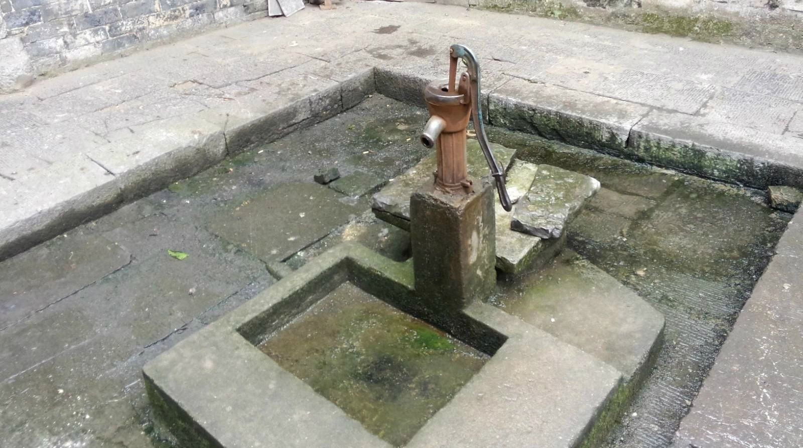 农村家庭必备的压水井,农村压水井为什么每次都要加水