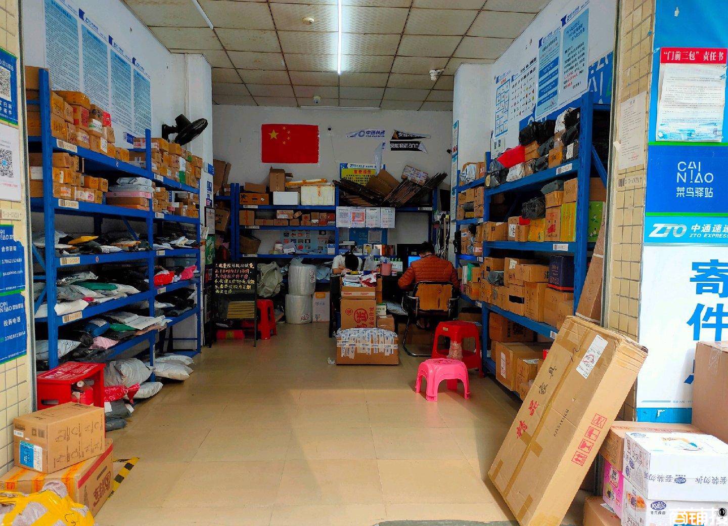 快递驿站的人扔快递暴力怎么投诉,快递员扔快递的行为怎么投诉