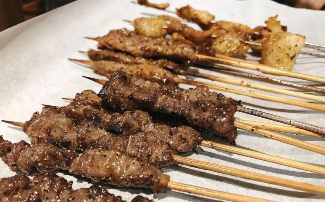 一天卖3万串的烧烤摊,烧烤只卖牛肉串