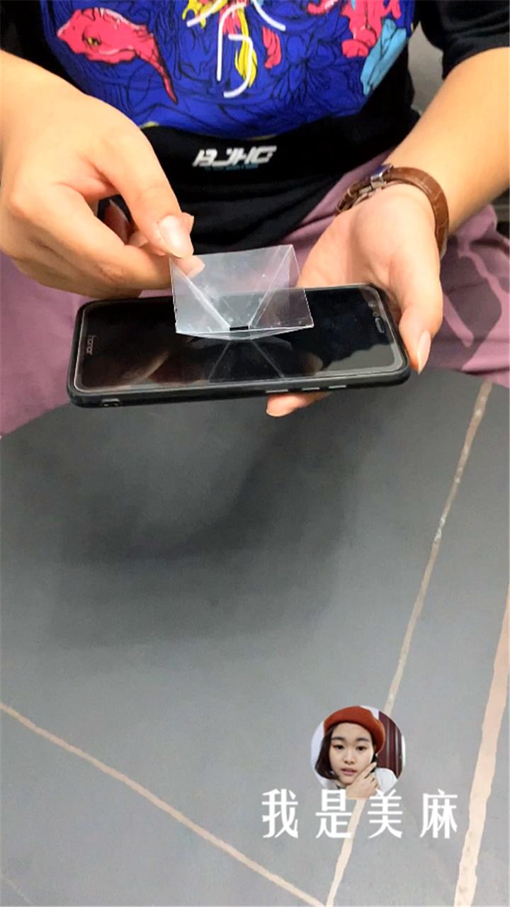 爸爸用塑料片做了个3d投影仪,自制3d投影仪看电影