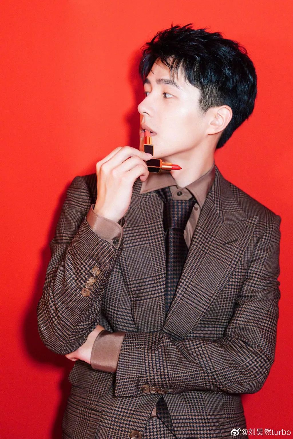 高情商的男生如何提醒女生口红沾牙上了？刘昊然的回答是最甜的