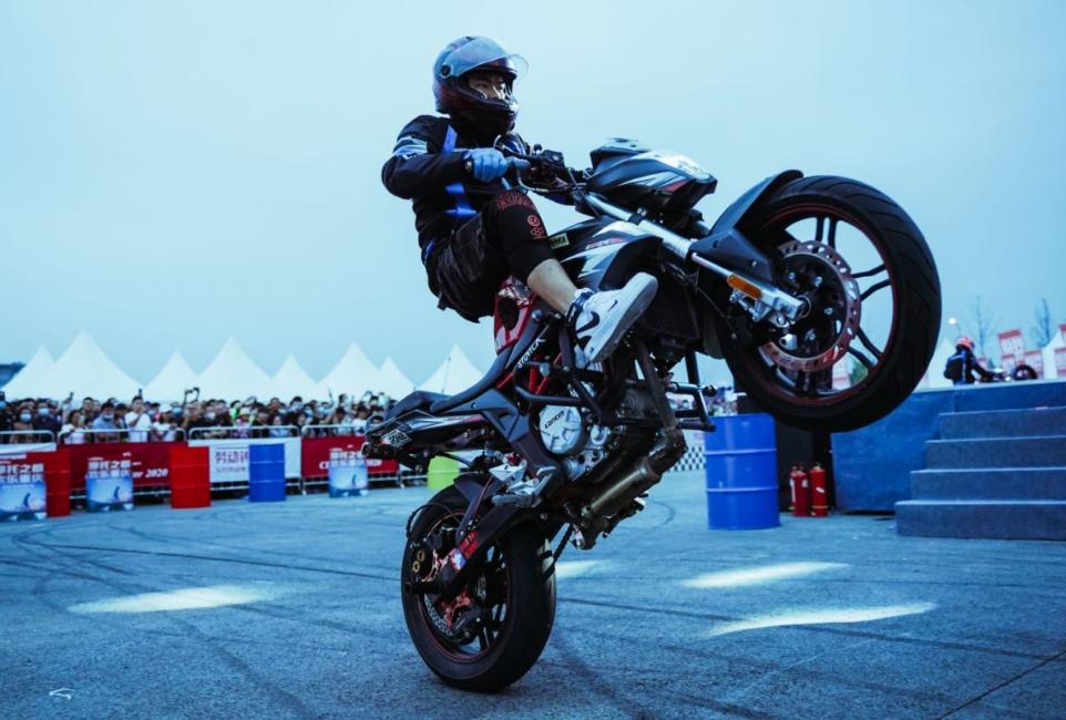 有个男人骑摩托车,骑摩托的男人的感受