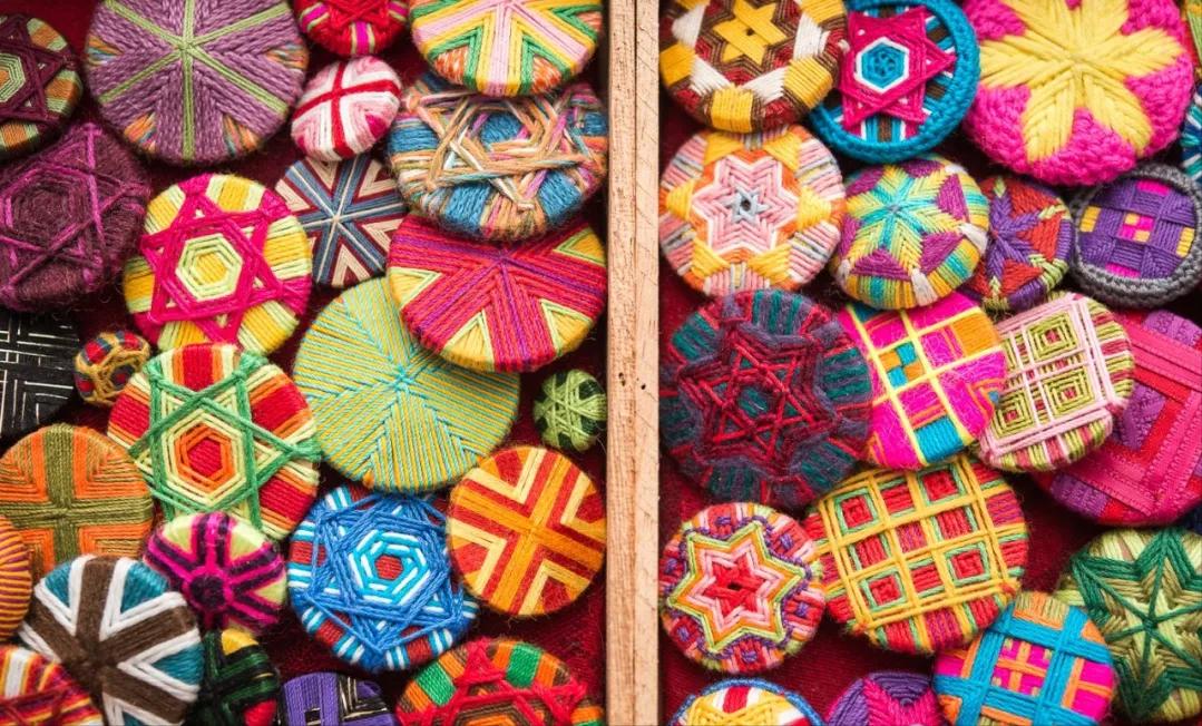 一个圆周边加一点装饰,用彩线做简单的小装饰