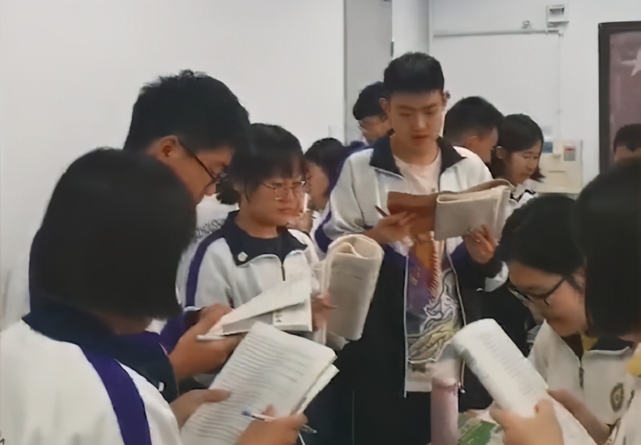 传纸条鼓励学生高三老师回应，要默默地守护，鼓励可能不用太张扬