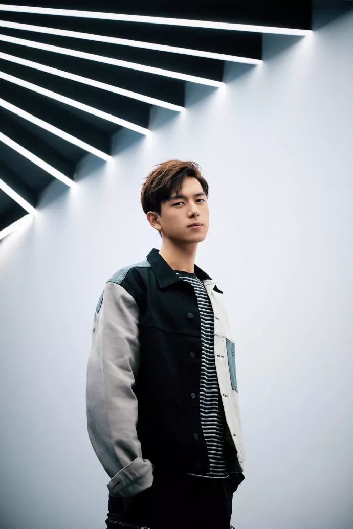 李现穿蓝色西装,李现西装也帅得一塌糊涂