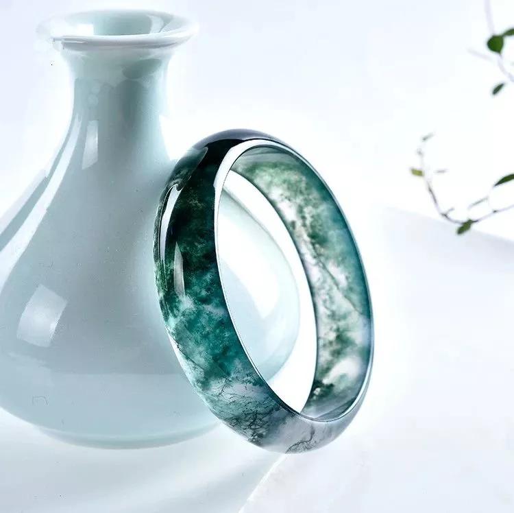 什么玉镯好养又养人,适合女生戴养人的玉镯