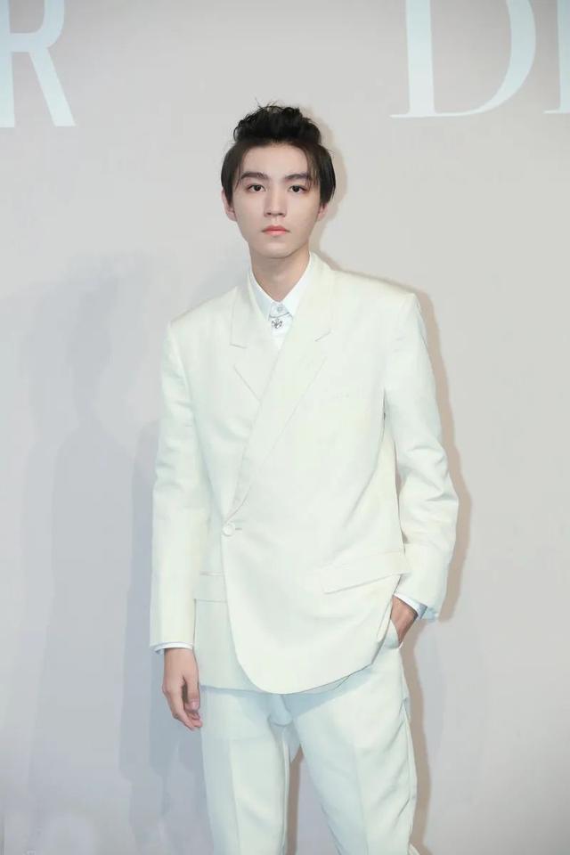 王俊凯穿西装好看,王俊凯时尚西装