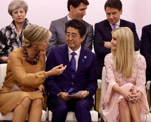 伊万卡穿蓝色裙,伊万卡穿修身蓝裙惊艳韩国