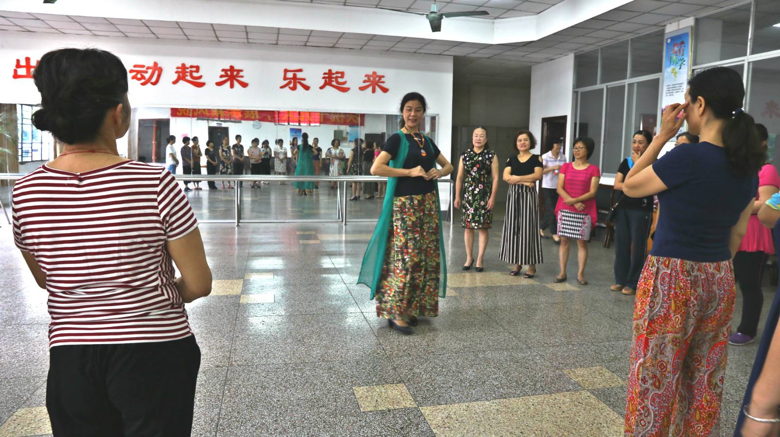 中老年学习舞蹈的情况有哪些,中老年学舞蹈的基础训练有哪些